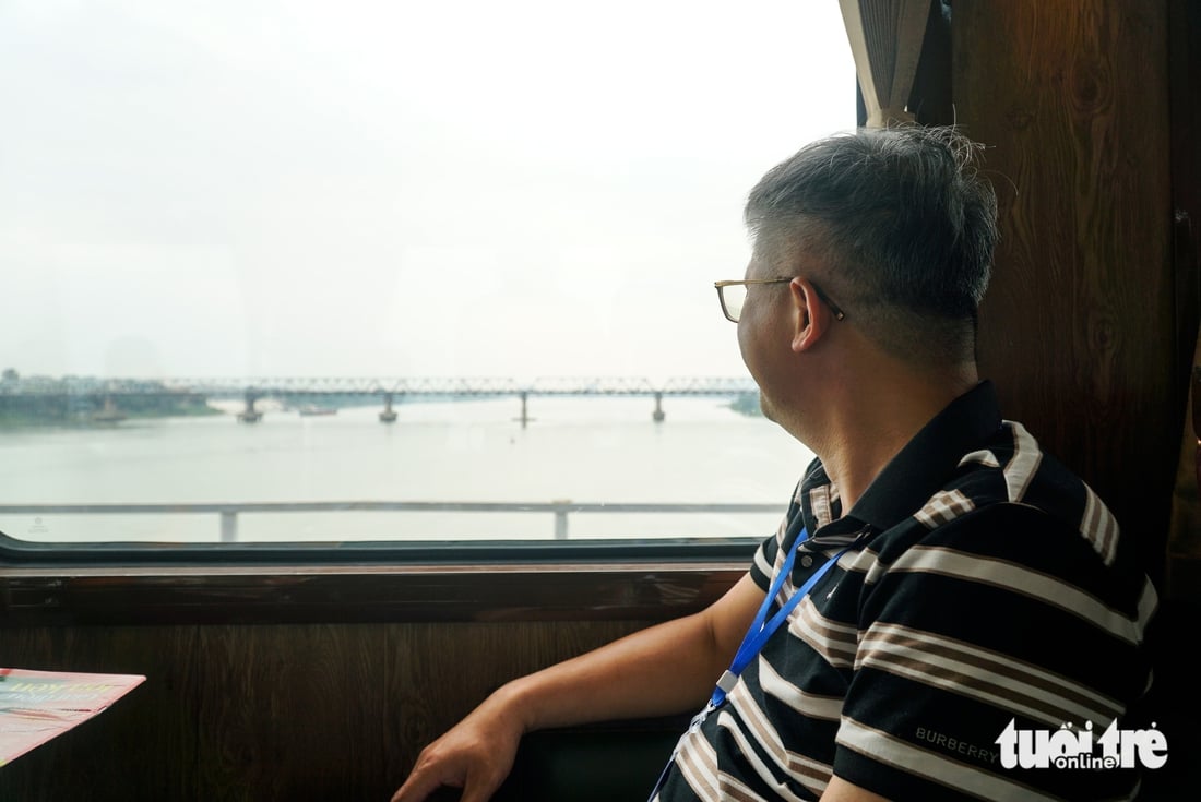 tàu hoa phượng đỏ - Ảnh 4.