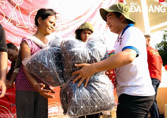 Lê Đức Thuận (bên phải) ngoài việc khởi nghiệp thành công với hoạt động kinh doanh tổ chức sự kiện, còn thường xuyên tham gia các chương trình tình nguyện, giúp đỡ người nghèo tại các khu vực vùng núi khó khăn của tỉnh Quảng Nam. Ảnh: NGỌC QUỐC