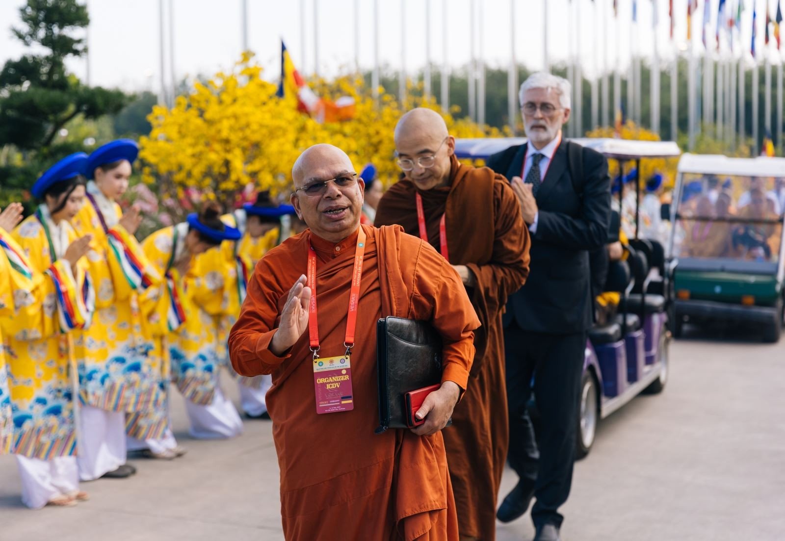 Các đại biểu nước ngoài khá ấn tượng và xúc động khi tham gia Đại lễ Vesak tại Việt Nam.