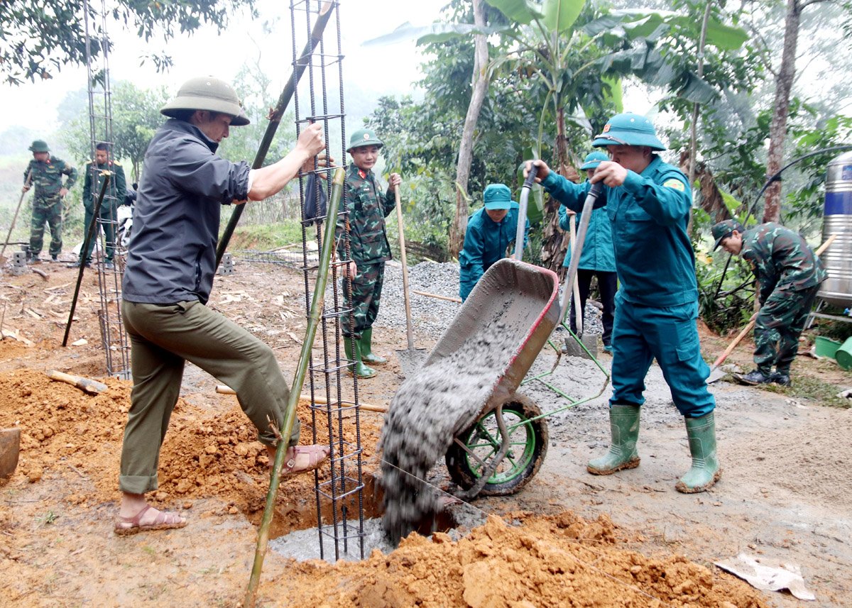 Lực lượng vũ trang huyện Bắc Quang giúp người dân xã Quang Minh xóa nhà tạm.
