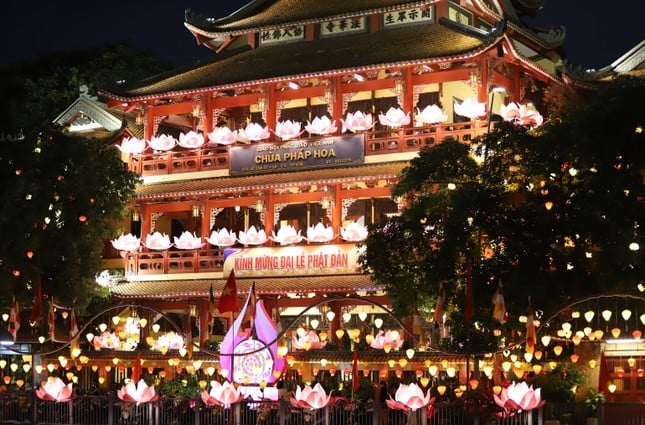 Hàng nghìn người dân, phật tử đổ về chùa Pháp Hoa thả hoa đăng mừng lễ Phật đản ảnh 10