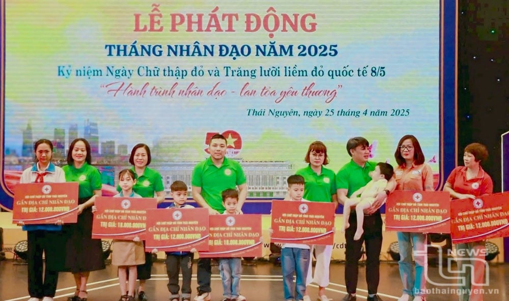 Câu lạc bộ Thiện nguyện Thái Nguyên gắn địa chỉ nhân đạo, hỗ trợ tiền hàng tháng cho học sinh nghèo vượt khó.