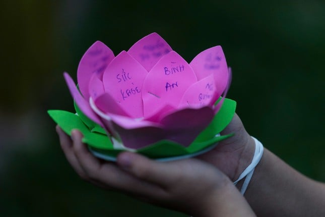 Hàng nghìn người dân, phật tử đổ về chùa Pháp Hoa thả hoa đăng mừng lễ Phật đản ảnh 4