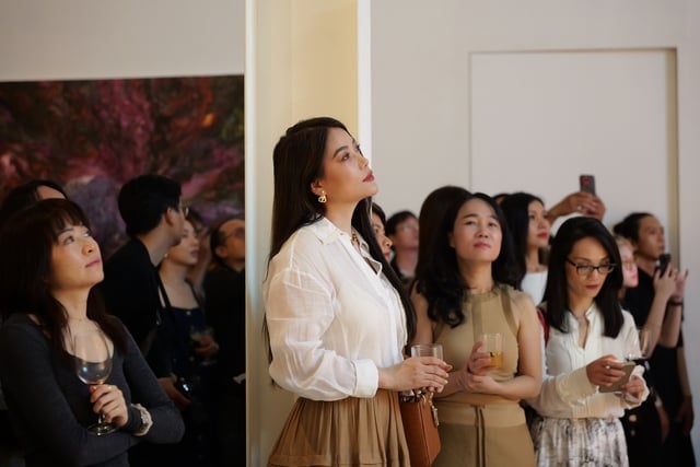 Trần Trung Lĩnh tạo ấn tượng mạnh với hành trình thị giác 'Sắc và Không'- Ảnh 4.