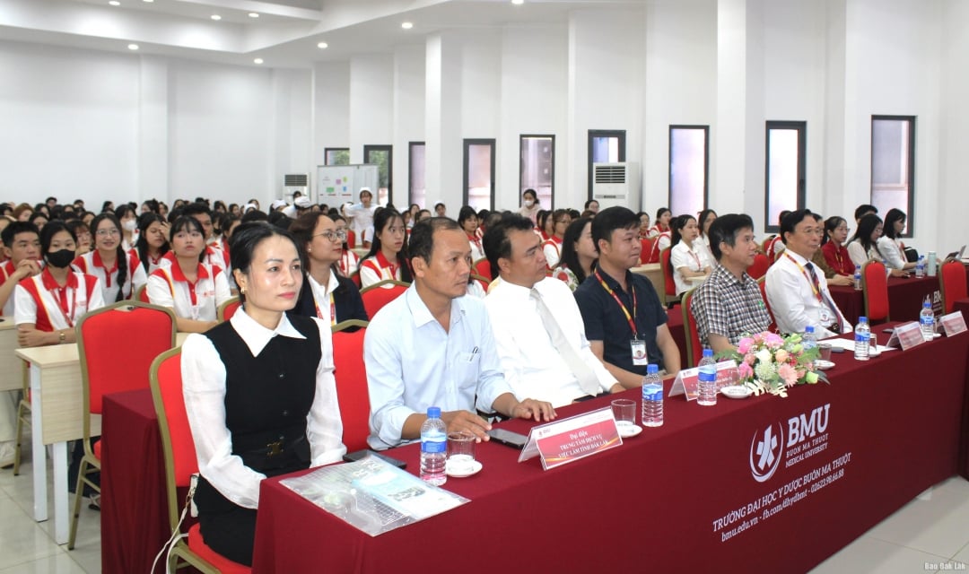 Các đại biểu tham dự Lễ Kỷ niệm 60 năm Ngày Quốc tế Điều dưỡng.