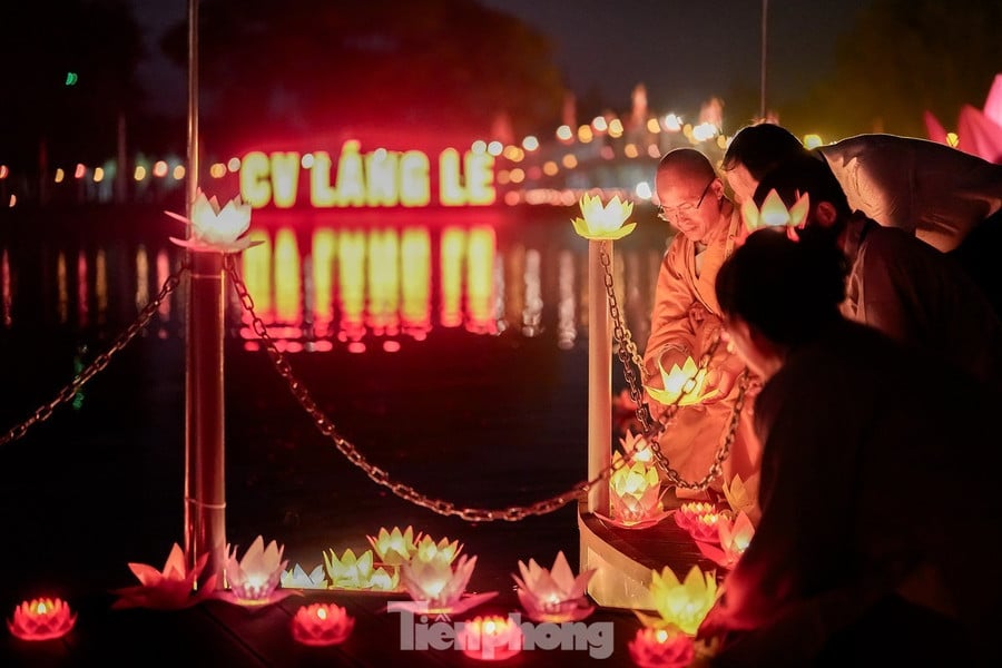 Lễ thả hoa đăng cầu nguyện hòa bình diễn ra tại huyện Bình Chánh, TPHCM.