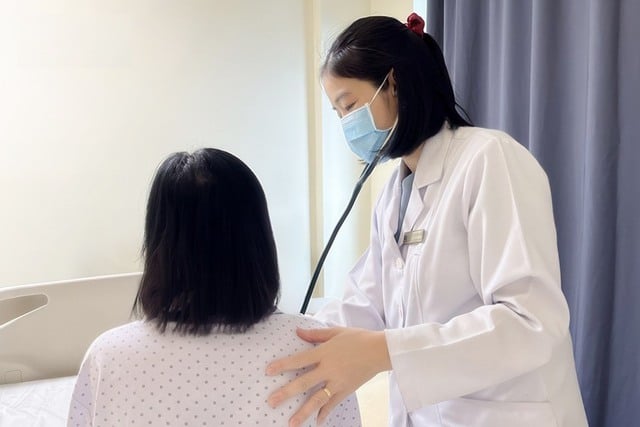 Sốt uống thuốc không hạ, đi khám phát hiện vi khuẩn 'ăn thủng' van tim - Ảnh 1.