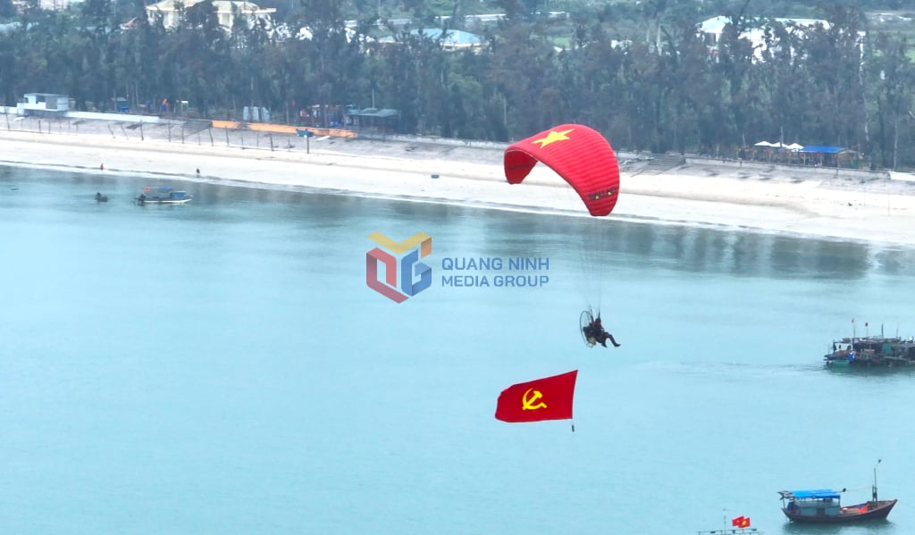 Dù lượn chao liệng giữa khung cảnh biển đảo tươi đẹp của Cô Tô.