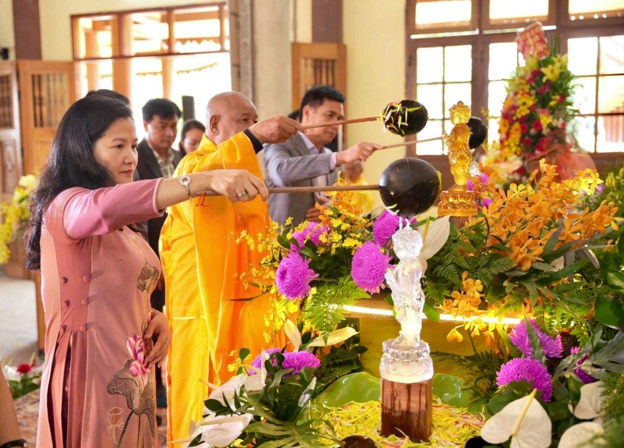 Thực hiện nghi thức tắm Phật