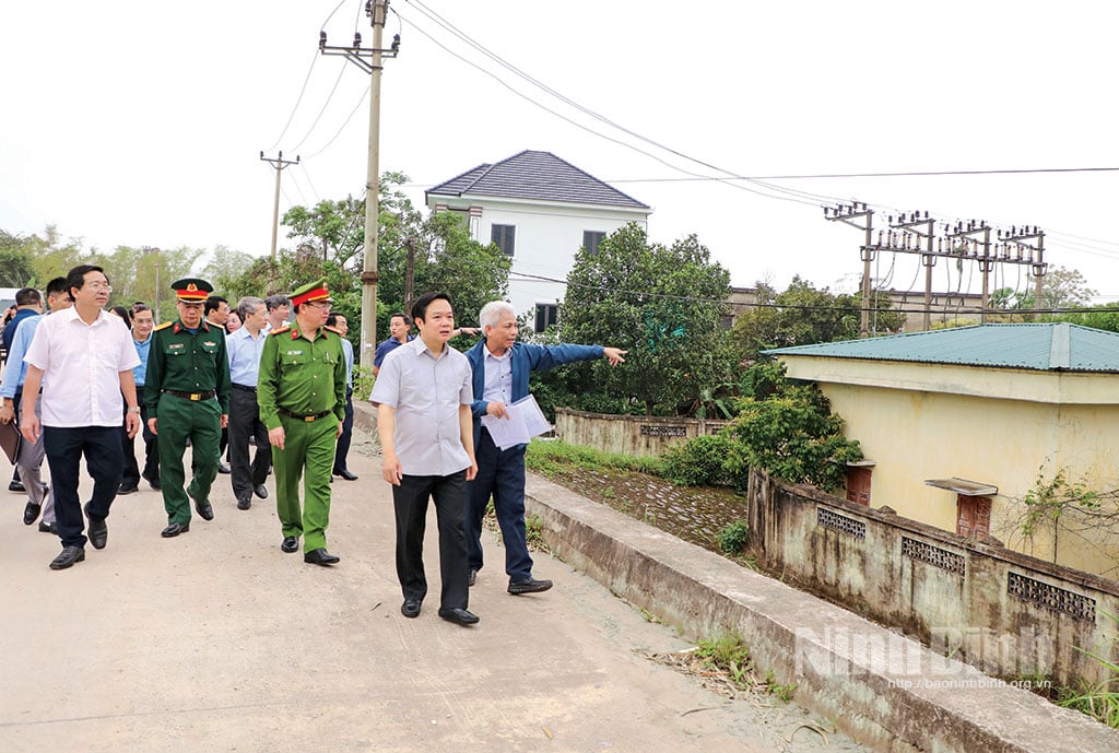 Đồng chí Phạm Quang Ngọc, Phó Bí thư Tỉnh ủy, Chủ tịch UBND tỉnh kiểm tra tiến độ thực hiện Dự án xây dựng, nâng cấp Trạm bơm Gia Trấn (Gia Viễn). Ảnh: Đức Lam