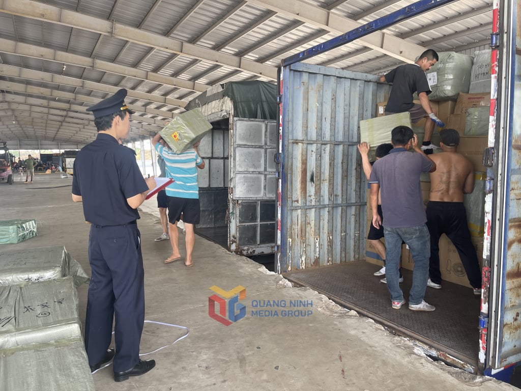Cán bộ Hải quan cửa khẩu quốc tế Móng Cái giám sát hàng hoá XNK tại bãi kiểm hoá cầu phao Km3+4 Hải Yên