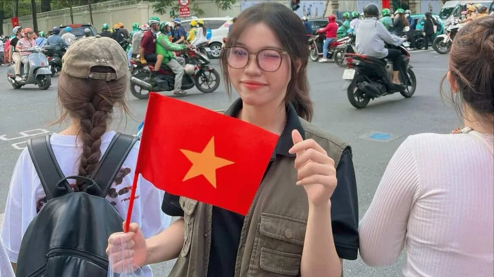 Chị Khánh Nguyên (sinh viên Trường Đại học Giao thông Vận tải TPHCM) mặc áo ghilê của ông ngoại đến tham dự buổi sơ duyệt diễu binh