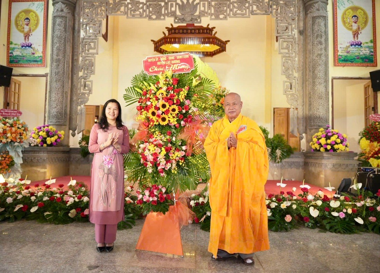 Bí thư Huyện ủy Lạc Dương rần Thị Chúc Quỳnh tặng hoa chúc mừng Ban Trị sự Giáo hội Phật giáo Việt Nam huyện