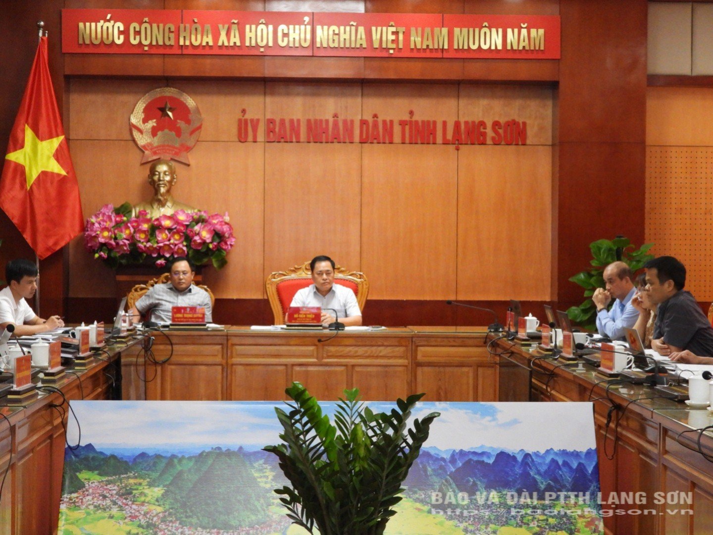 Đồng chí Hồ Tiến Thiệu, Phó Bí thư Tỉnh ủy, Chủ tịch UBND tỉnh và các đơn vị liên quan tham dự tại điểm cầu Lạng Sơn