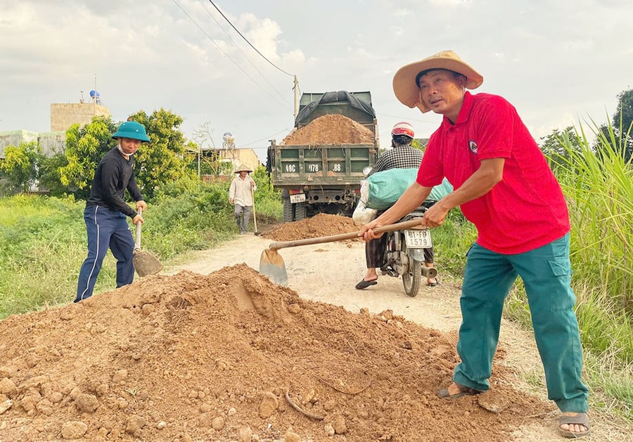 3anh-do-van-huy-bia-phai-cung-ba-con-to-dan-pho-1-gop-cong-cai-tao-lai-duong-noi-thon-dam-bao-viec-di-lai-thuan-tien-hon-anh-vu-chi.jpg