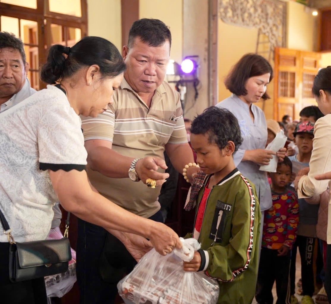 Tặng quà cho các hoàn cảnh khó khăn