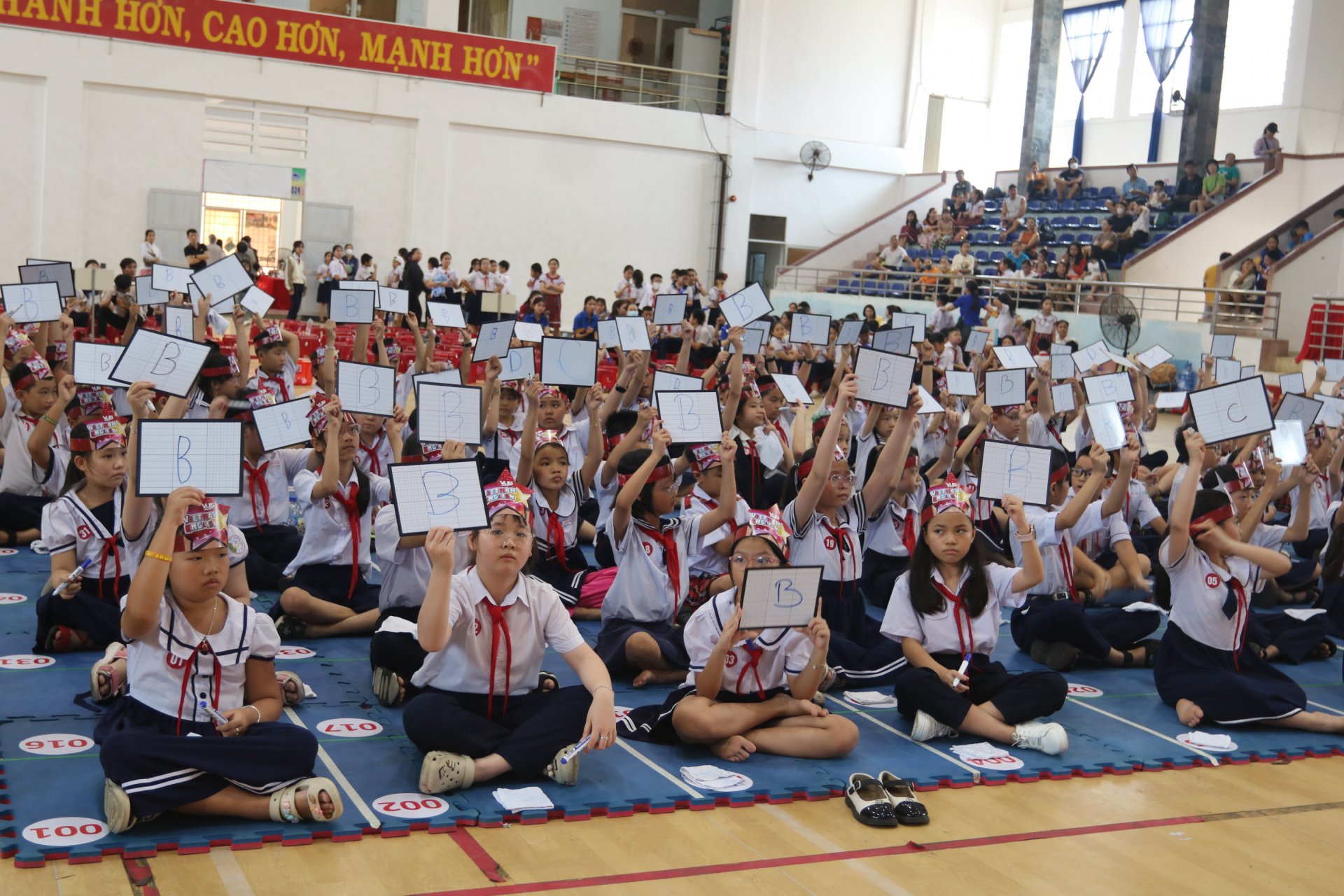 Các em học sinh khối lớp 4 tham gia vòng chung kết Sàn đấu Anh ngữ V Champions - Rung Chuông Vàng năm 2025. Ảnh: KIỀU MY