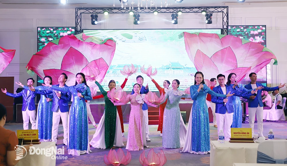 ការសំដែងច្រៀងដុងណៃឧទ្ទិសដល់ប្រជាជនដែលចូលរួមក្នុងពិធីបុណ្យច្រៀងភូមិសែនឆ្នាំ២០២៥។ រូបថត៖ M.Ny