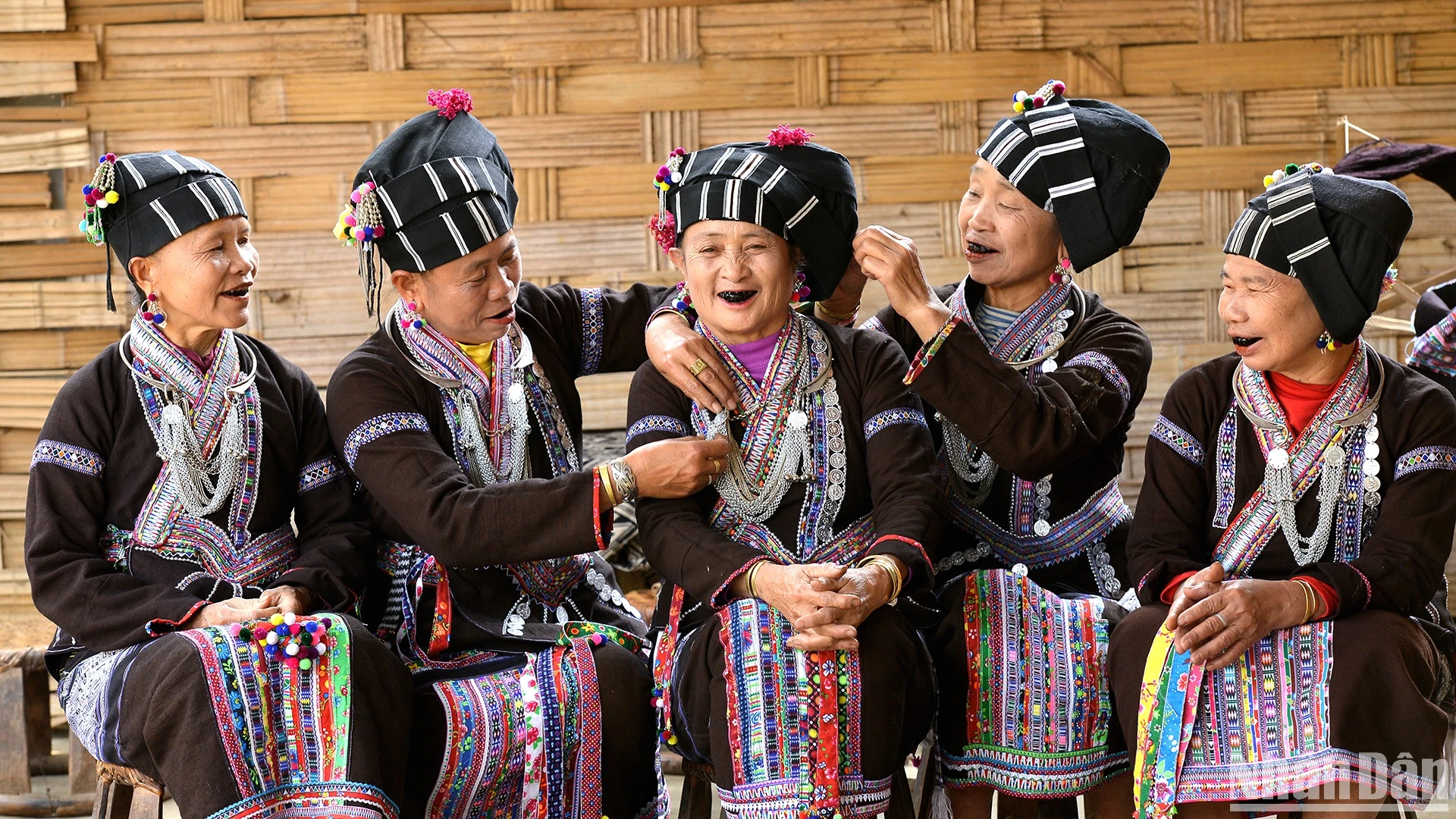 Sắc thổ cẩm dưới chân núi Hoàng Liên ảnh 6