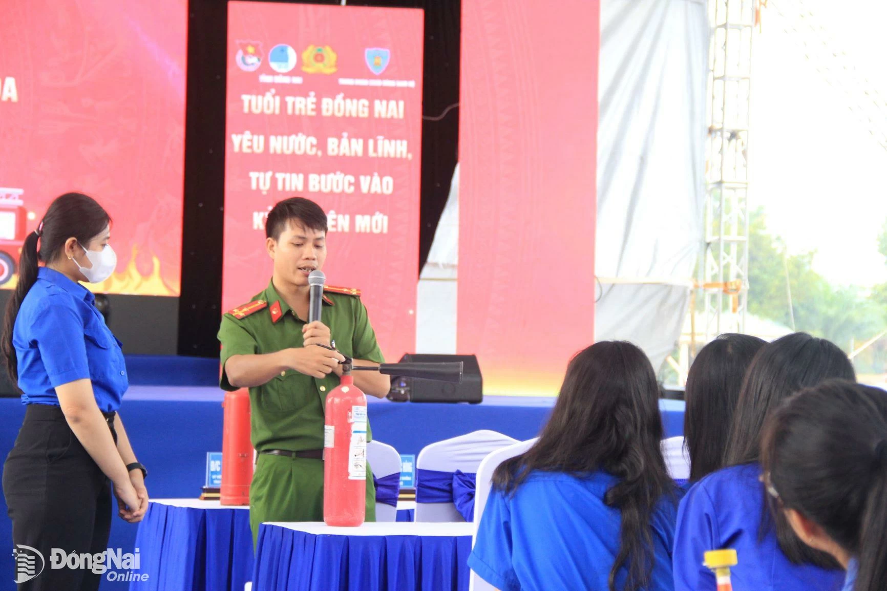 Đoàn viên, thanh niên được hướng dẫn cách sử dụng bình chữa cháy. Ảnh: Nga Sơn