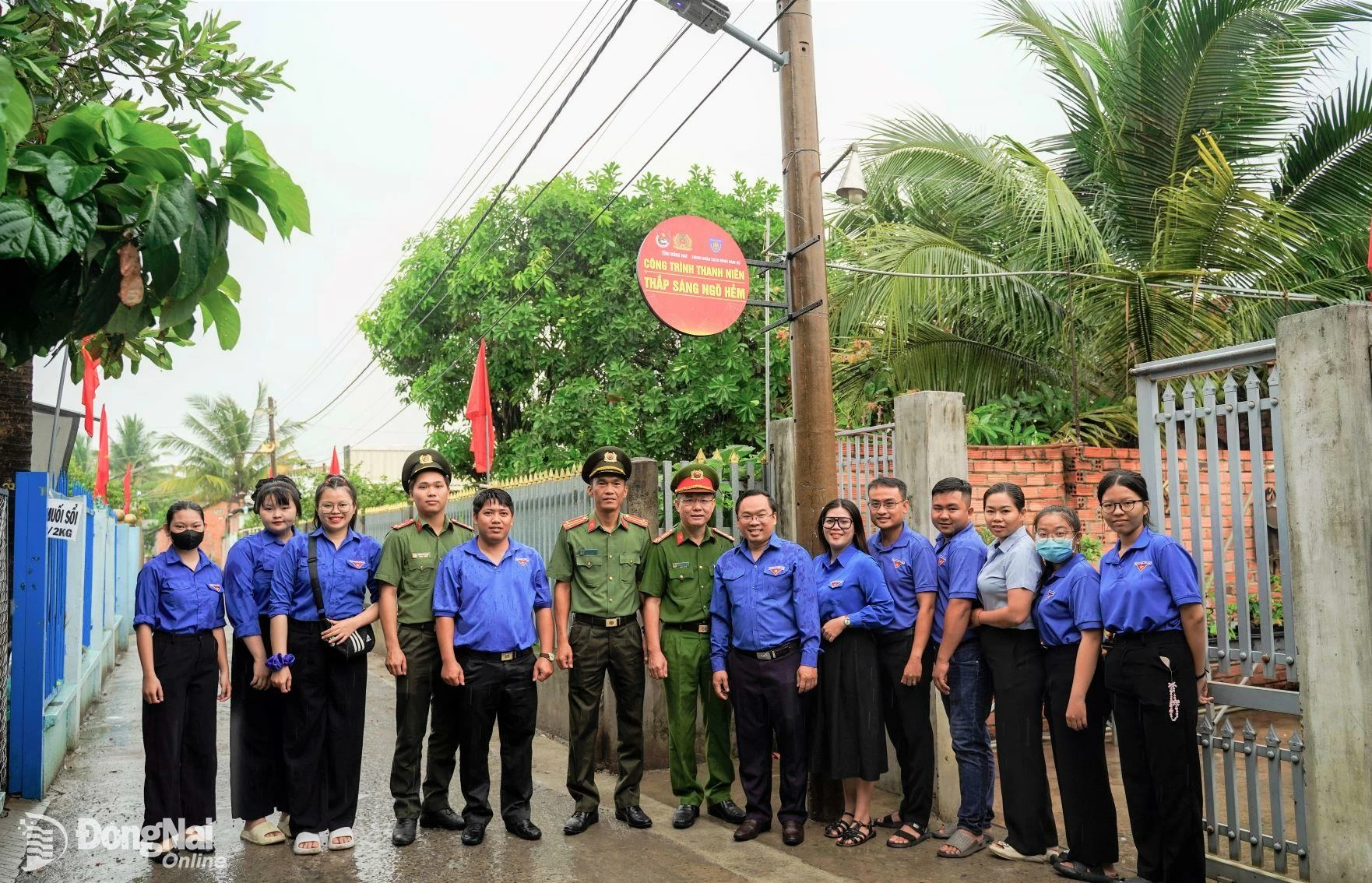 Đại diện Tỉnh đoàn, Hội LHTN tỉnh và Trung đoàn Cảnh sát cơ động Đông Nam Bộ khánh thành công trình Thắp sáng ngõ hẻm tại xã Long Hưng. Ảnh: Tỉnh đoàn cung cấp