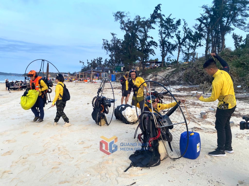 Đoàn dù lượn chuẩn bị chu đáo trước khi cất cánh. 