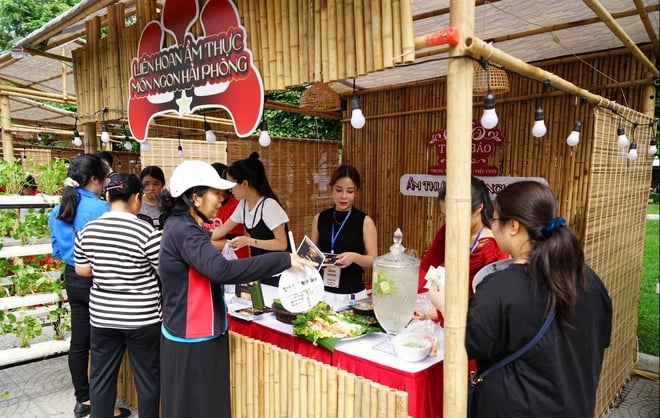Du khách khám phá foodtour Hải Phòng tại Liên hoan ẩm thực món ngon 2025 - Ảnh 3.