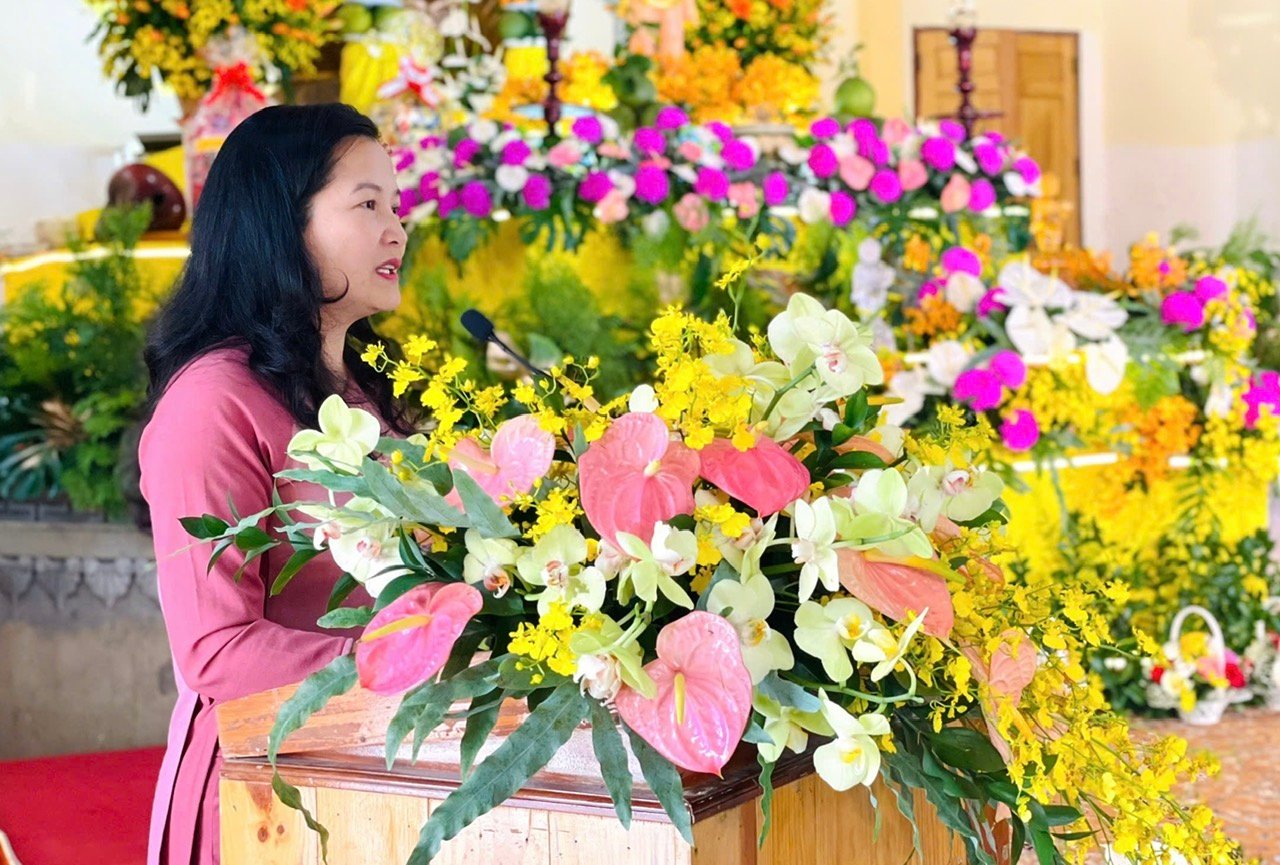 Bí thư Huyện ủy Lạc Dương Trần Thị Chúc Quỳnh gửi lời chúc mừng tốt đẹp đến các tăng ni, phật tử đón Đại lễ Phật đản Phật lịch 2569 - Dương lịch 2025 an vui, hạnh phúc.