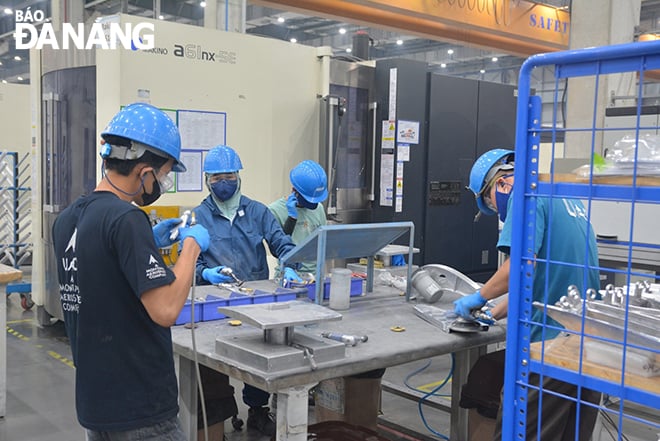 Người lao động Công ty TNHH Universal Alloy Corporation Việt Nam được trang bị công nghệ hiện đại, áp dụng nghiêm ngặt các quy định của hệ thống quản lý an toàn quốc tế. Ảnh: X.HẬU