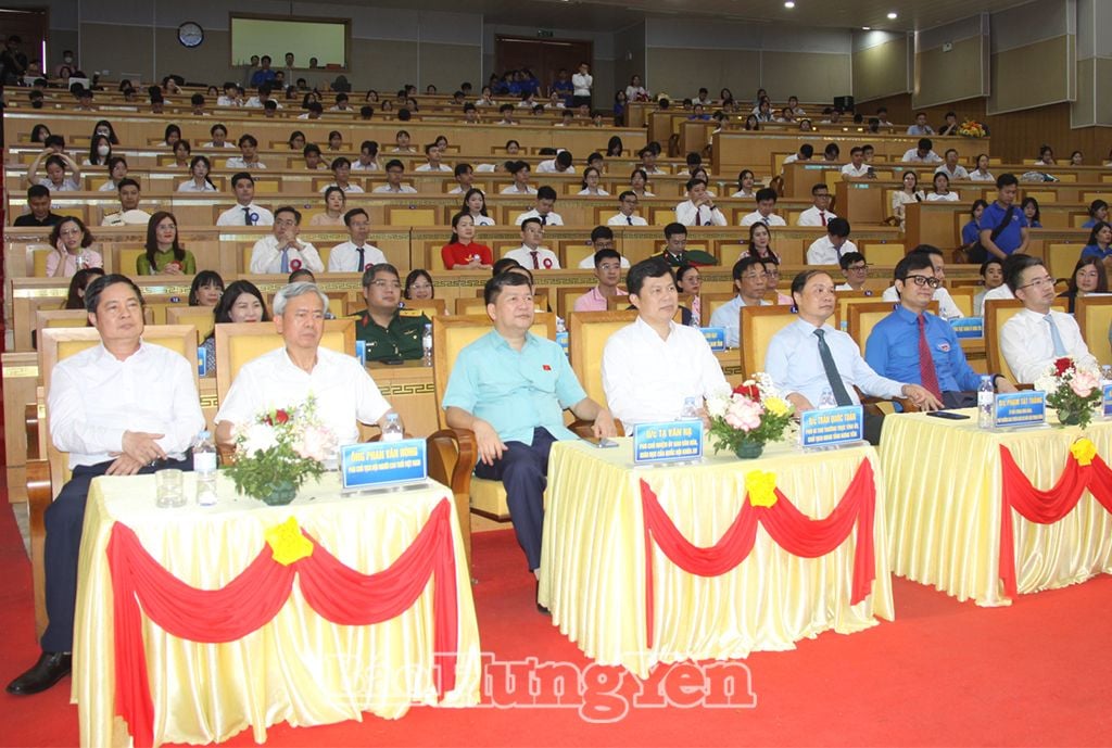  Các đại biểu  dự buổi lễ 