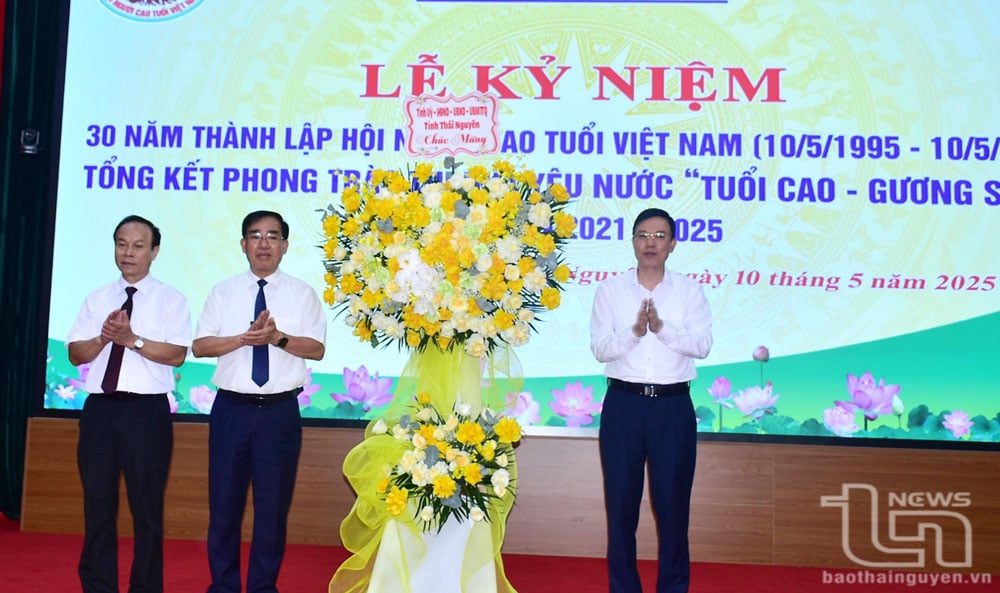 Đồng chí Chủ tịch Ủy ban MTTQ tỉnh Dương Văn Tiến chúc mừng Hội Người cao tuổi tỉnh.