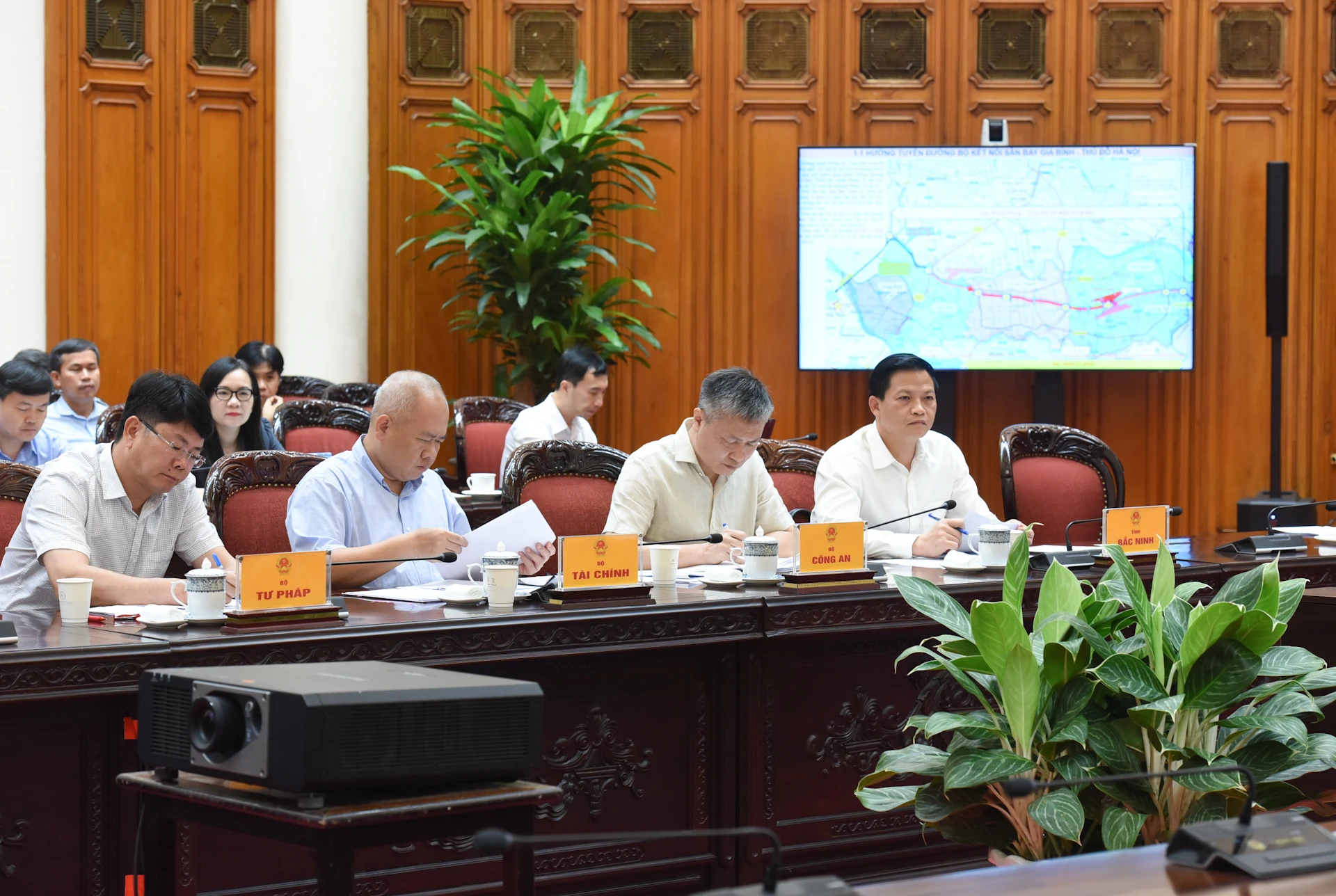 [Ảnh] Thủ tướng Phạm Minh Chính chủ trì họp Thường trực Chính phủ về dự án sân bay Gia Bình ảnh 2