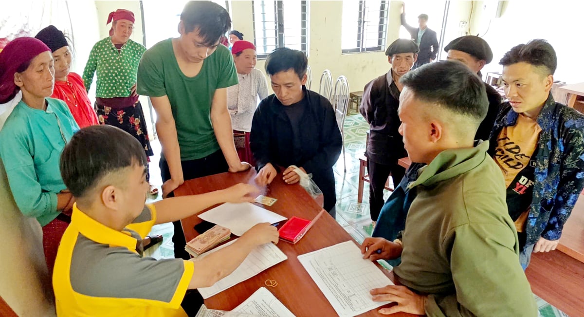 Chi trả tiền DVMTR cho người dân xã Nậm Dịch (Hoàng Su Phì)

