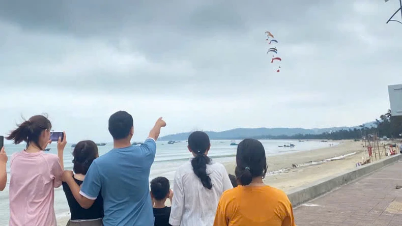 Mãn nhãn với màn trình diễn dù lượn tại huyện đảo Cô Tô ảnh 1