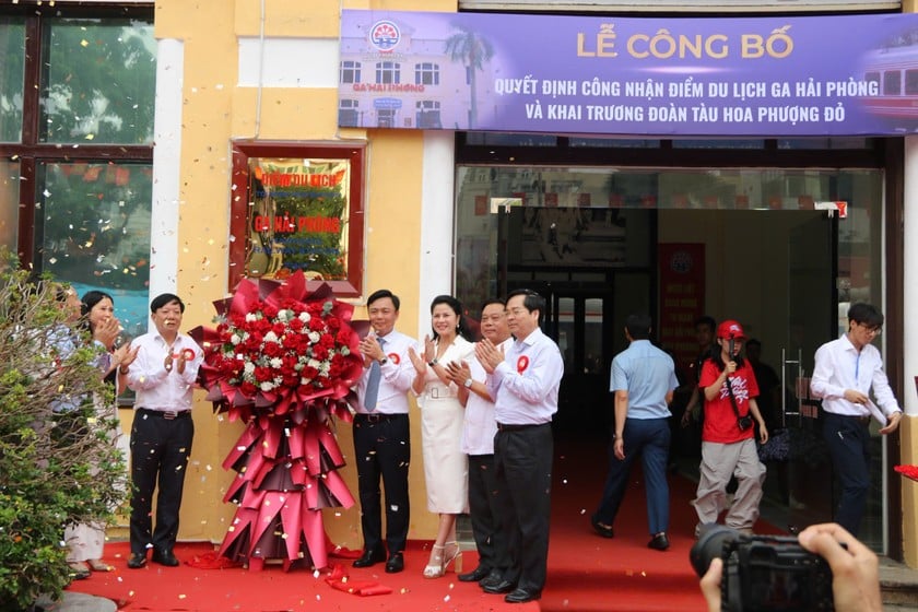 Các đại biểu thực hiện nghi thức gắn biển &quot;Điểm du lịch&quot; cho Ga Hải Phòng.