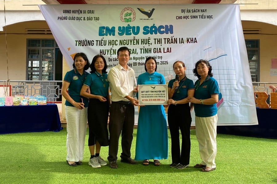 dai-dien-quy-tam-nguyen-viet-trao-tang-kinh-phi-trang-bi-sach-cho-cac-don-vi-truong-tieu-hoc-tren-dia-ban-huyen-ia-grai.jpg