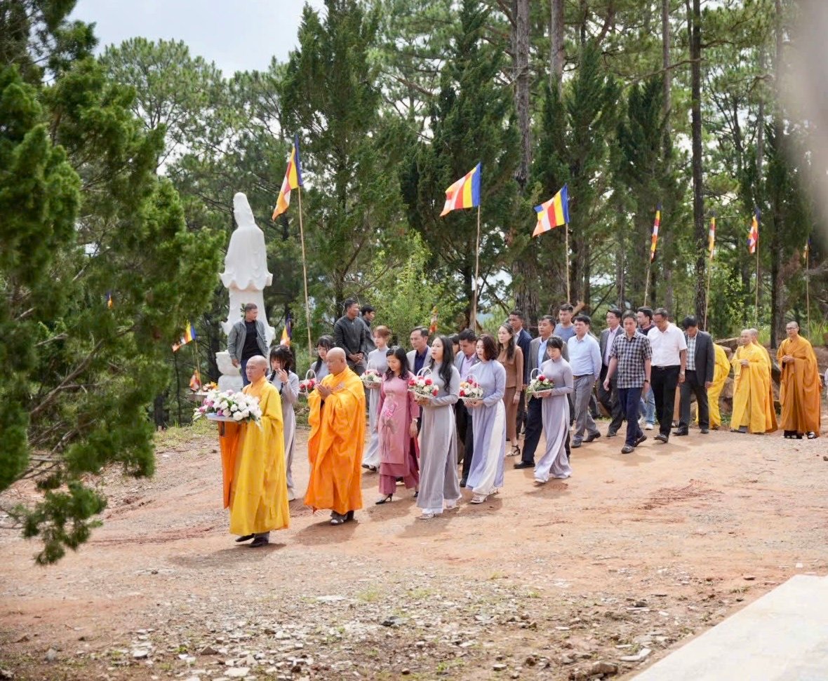 thực hiện các nghi lễ truyền thống như dâng hoa cúng dường cầu nguyện quốc thái dân an, thế giới hoà bình, an lạc. 