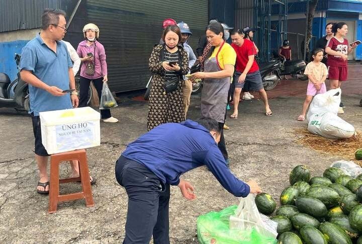 Nhiều người đến mua dưa hấu 
