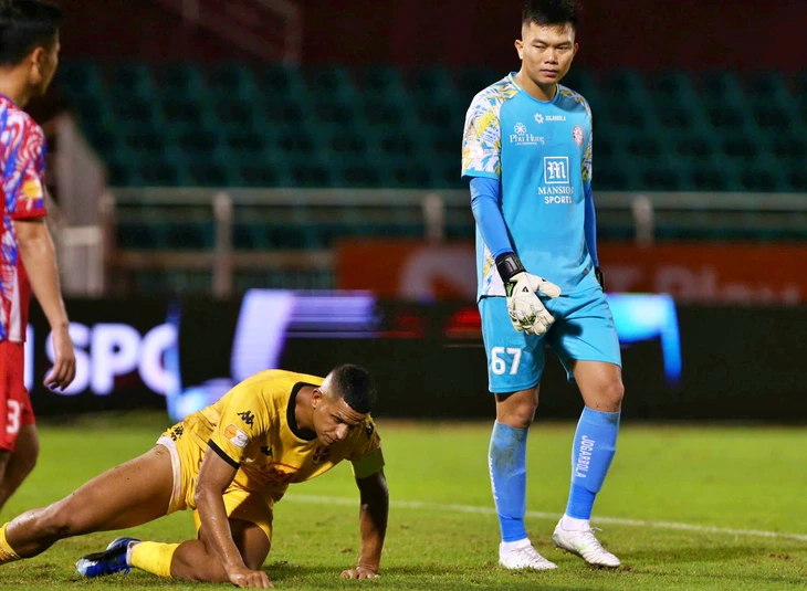 Patrik Le Giang bật khỏi đội hình CLB TP.HCM? - Ảnh 1.