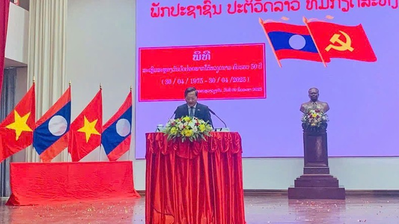ក្រសួងការពារជាតិឡាវបានរៀបចំពិធីរំលឹកខួបលើកទី ៥០ នៃការបង្រួបបង្រួមជាតិរបស់វៀតណាម។