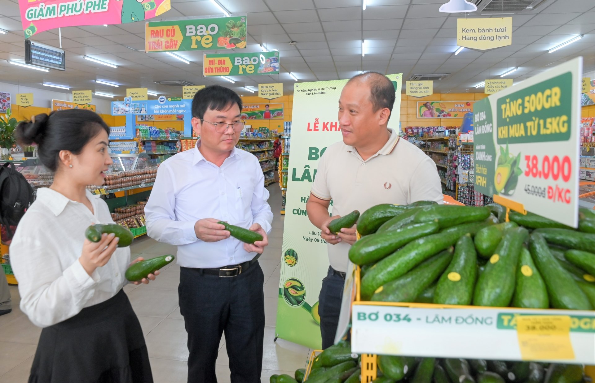 Lãnh đạo Sở Nông nghiệp và Môi trường tỉnh Lâm Đồng tham quan cửa hàng bơ 034 tại Bách Hóa Xanh TP Thủ Đức (TP Hồ Chí Minh)