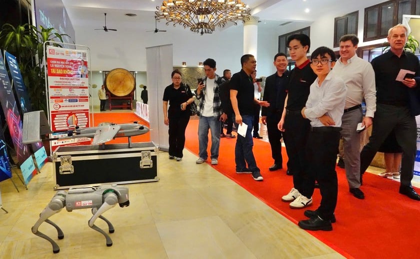 Một số sản phẩm ứng dụng AI trưng bày tại không gian diễn ra Hội thảo. (Ảnh trong bài: PV)
