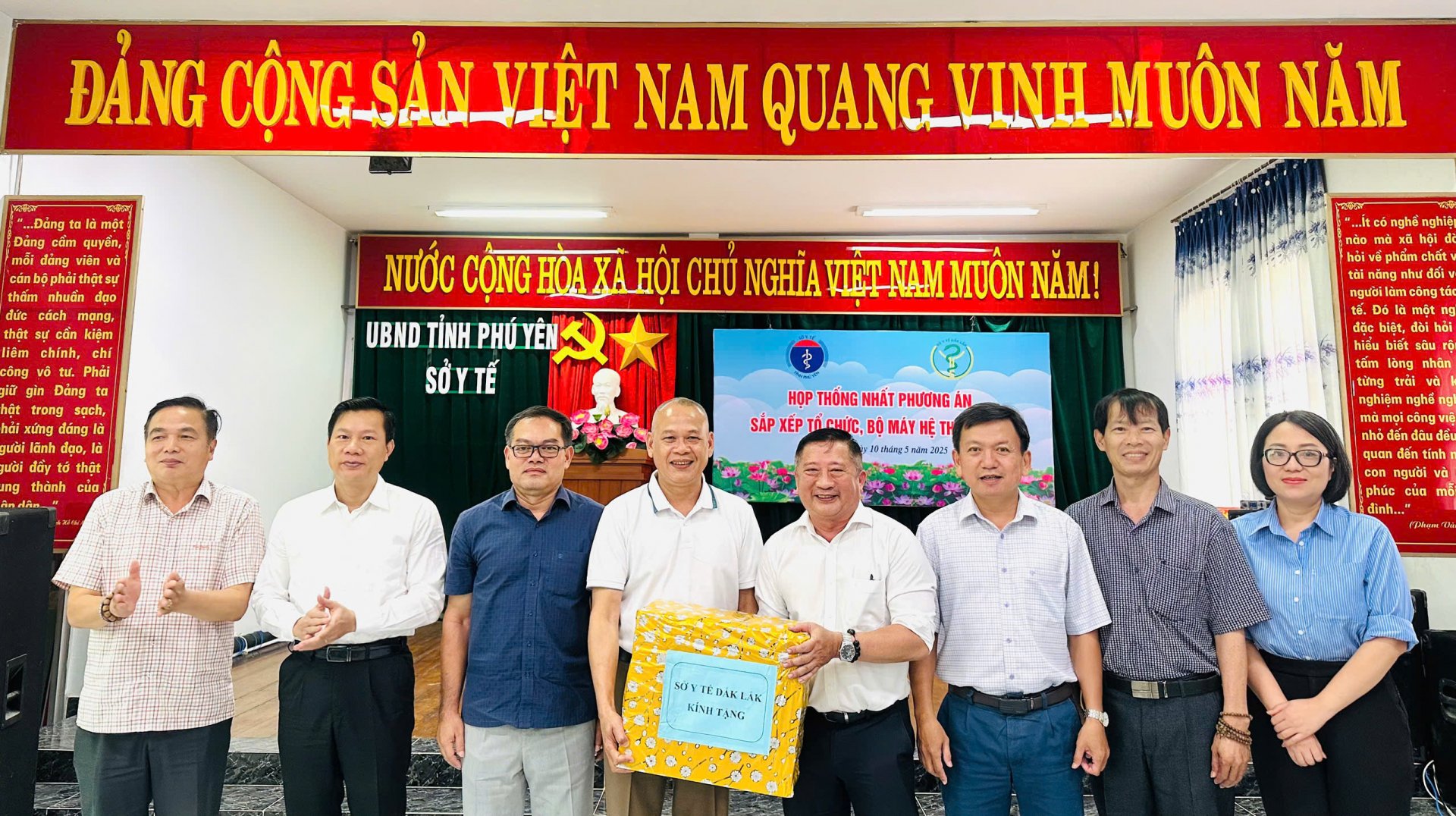 Ban Giám đốc Sở Y tế tỉnh Đắk Lắk trao quà cho Ban Giám đốc Sở Y tế tỉnh Phú Yên. Ảnh: YÊN LAN