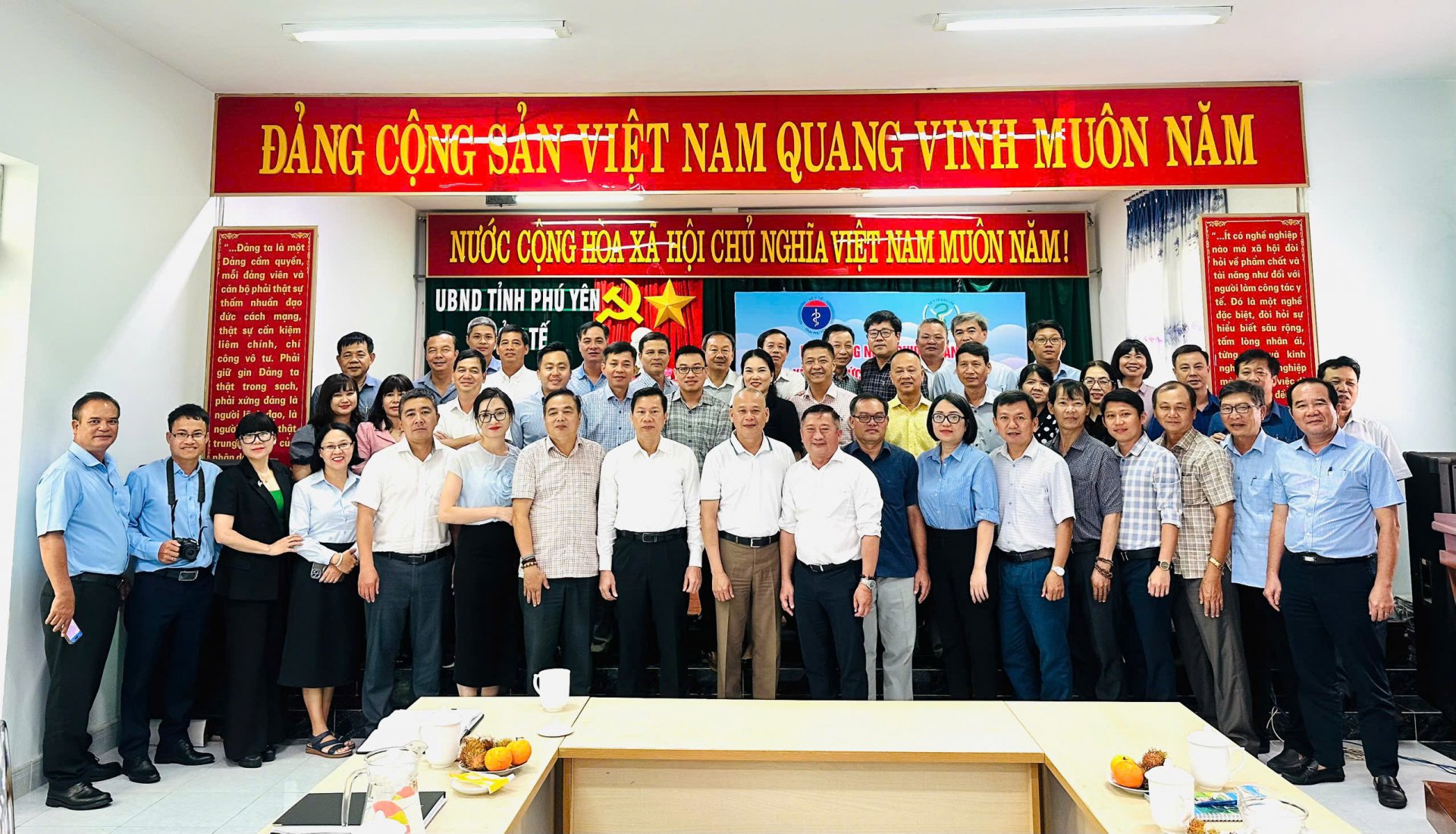 Đoàn công tác Sở Y tế tỉnh Đắk Lắk chụp ảnh lưu niệm với các đồng nghiệp ở Phú Yên. Ảnh: YÊN LAN 