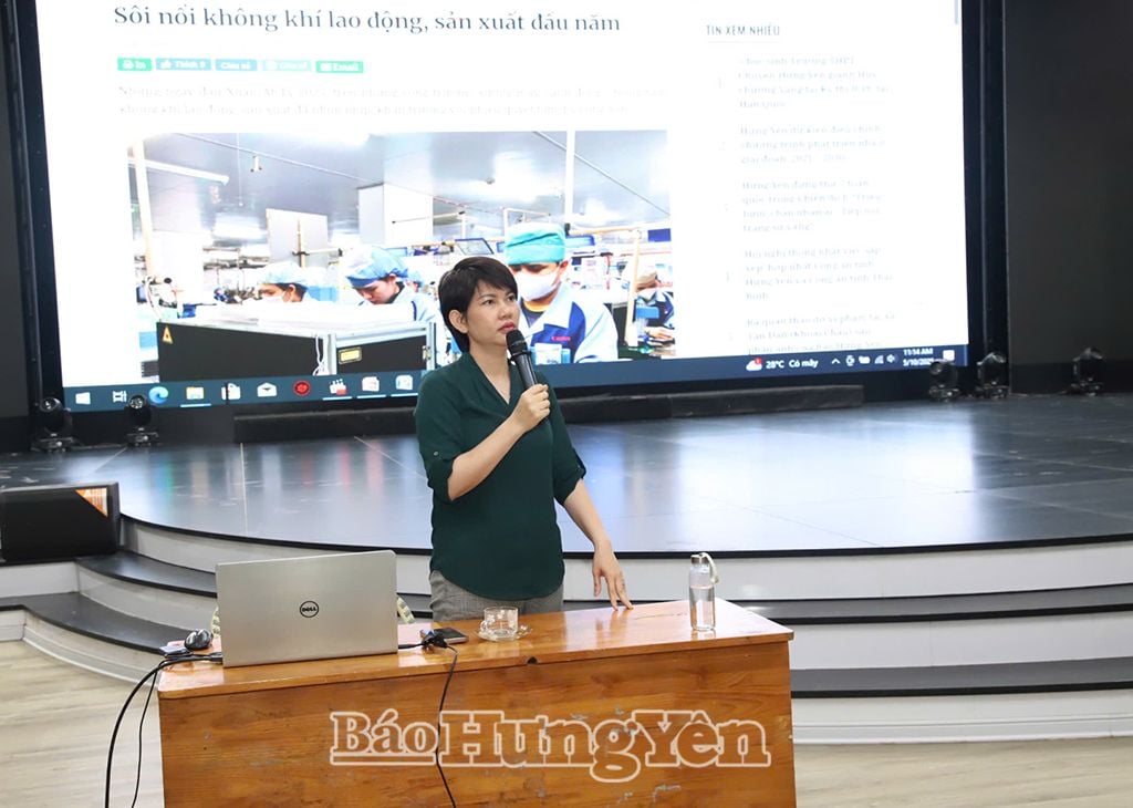 Nhà báo Phương Hoa truyền đạt, trao đổi kinh nghiệm chụp ảnh báo chí
