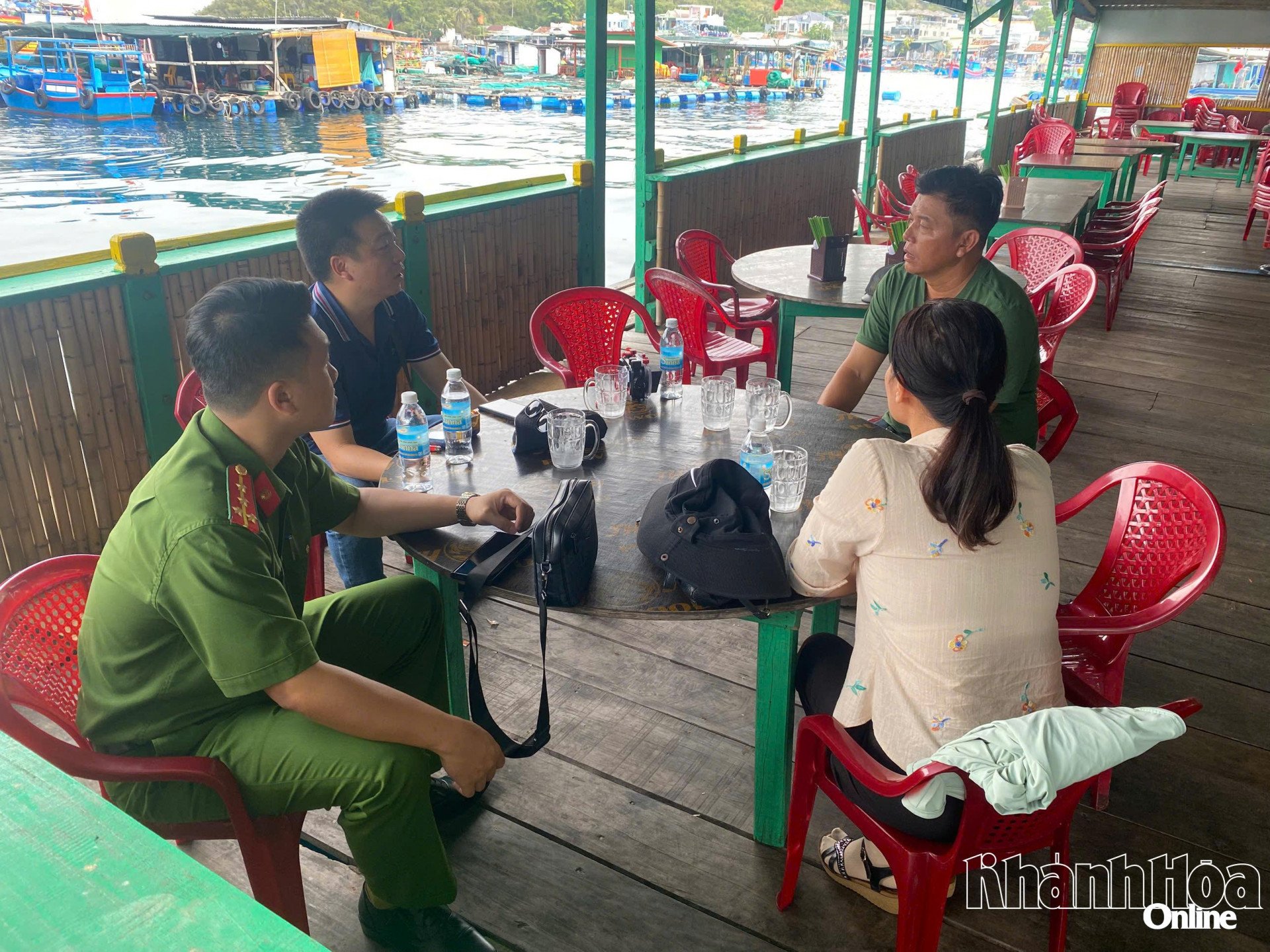 Lực lượng chức năng làm việc với chủ nhà hàng ở đảo Trí Nguyên.