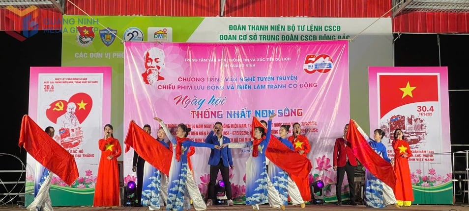 Tiết mục trong đêm diễn đầu tiên vào tối 9/5 tại Trung đoàn CSCĐ Đông Bắc phục vụ trên 1.000 cán bộ, chiến sĩ.
