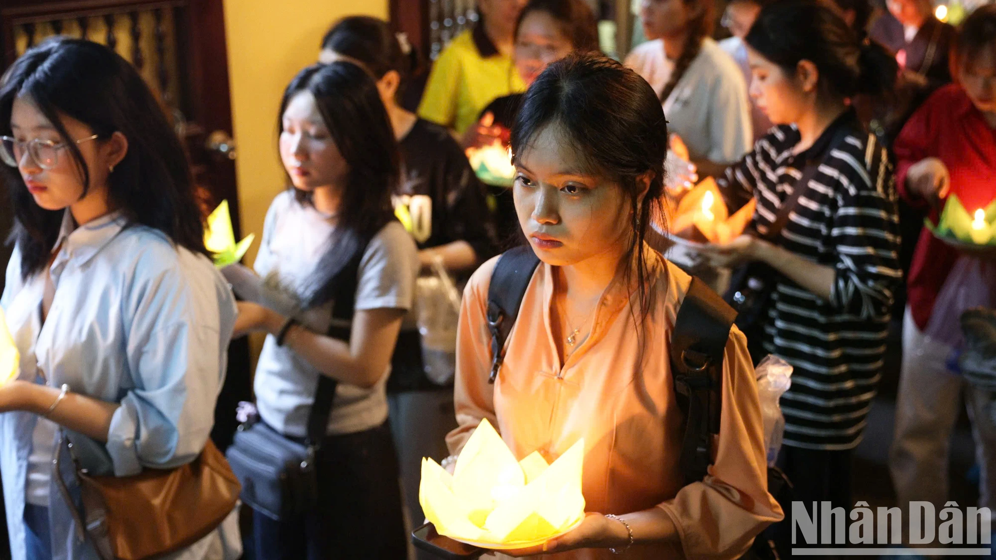 [Ảnh] Thành phố Hồ Chí Minh: Đông đảo người dân thả hoa đăng mừng Đại lễ Phật đản ảnh 5