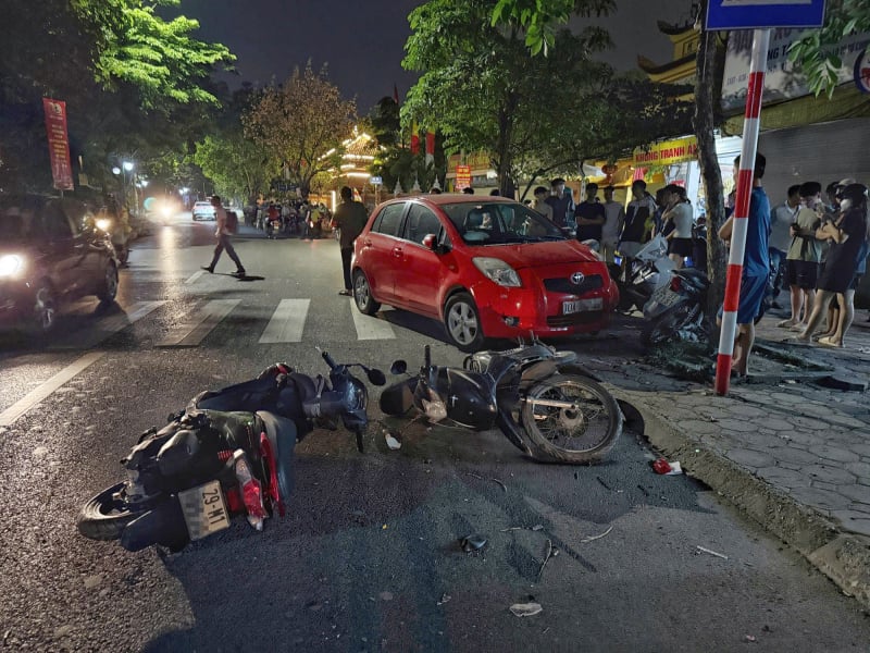 Hà Nội: Truy tìm tài xế ô tô tông liên tiếp 6 xe máy rồi bỏ đi -0