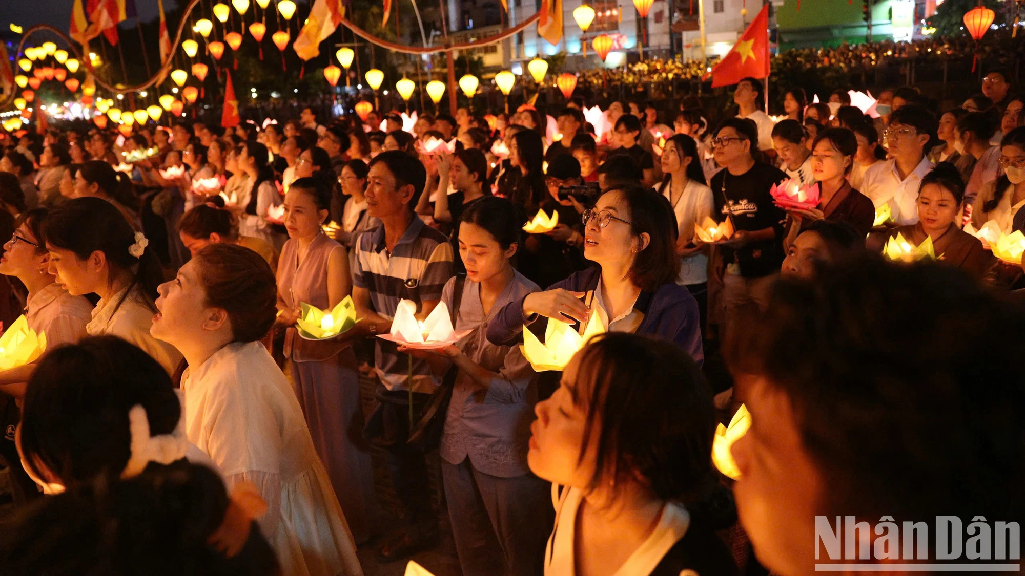 [Ảnh] Thành phố Hồ Chí Minh: Đông đảo người dân thả hoa đăng mừng Đại lễ Phật đản ảnh 3